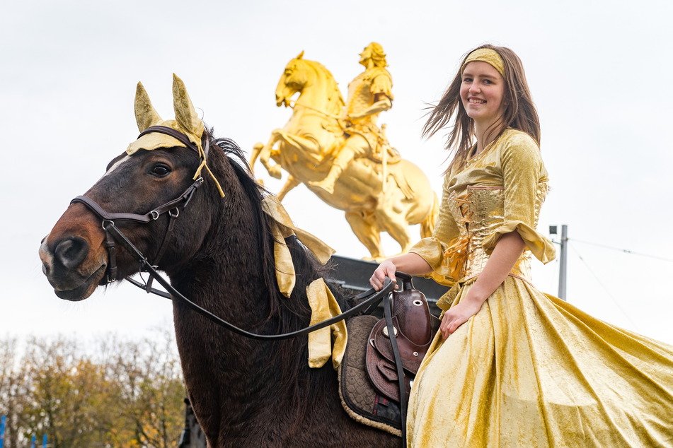 Schülerin Julia Spirling (18) eröffnet als "Goldene Reiterin" den diesjährigen "Augustusmarkt".