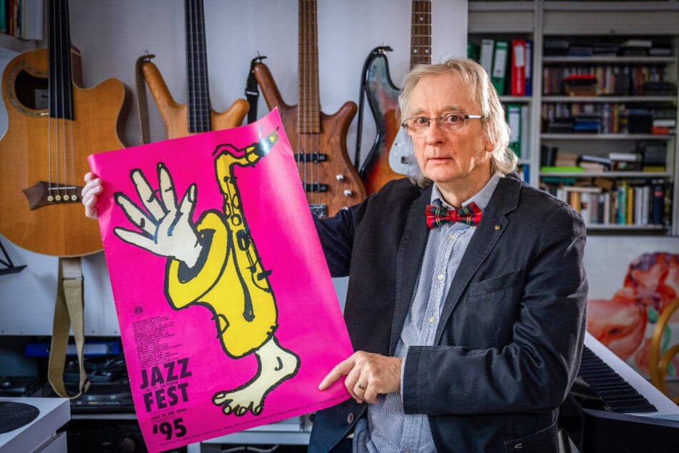 Harald Krause (71) vom Chemnitzer Jazzclub zeigt ein Konzertplakat zum Jazzfest von 1995.