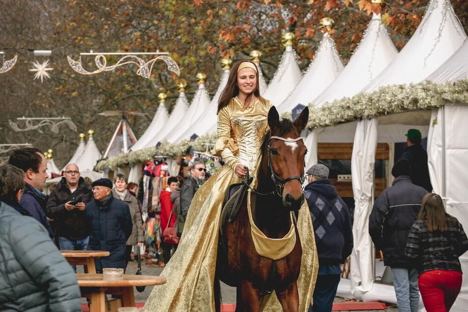 Studentin Fiona Marks (18) schlüpfte in die Rolle der goldenen Reiterin und sorgte für einen besonderen Blickfang während der Eröffnung des Augustusmarktes in der Neustadt.
