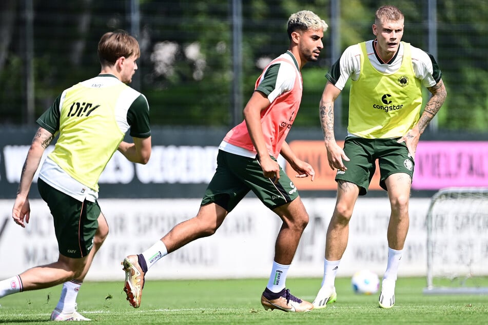 Eric Smith (27, r.) und Elias Saad (24, M.) vom FC St. Pauli fallen auf unbestimmte Zeit aus.