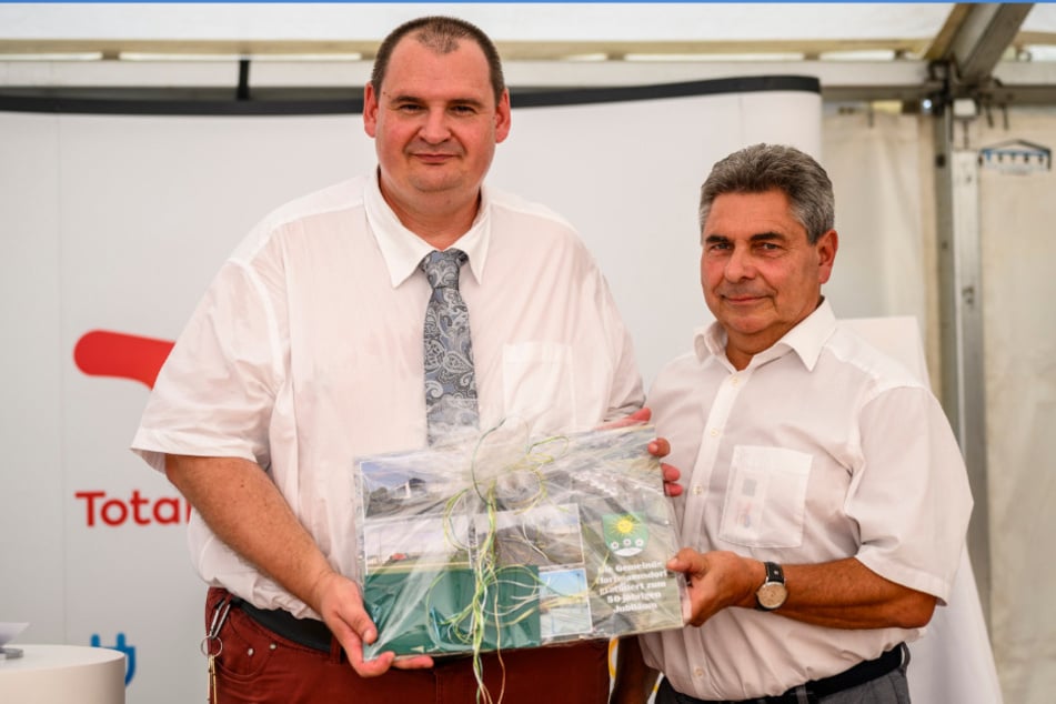 Hartmannsdorfs Bürgermeister Uwe Weinert (CDU, 63) überreicht Werksleiter Joachim Riedel (41, l.) ein Geschenk zum 50-jährigem Jubiläum des Tanklagers.