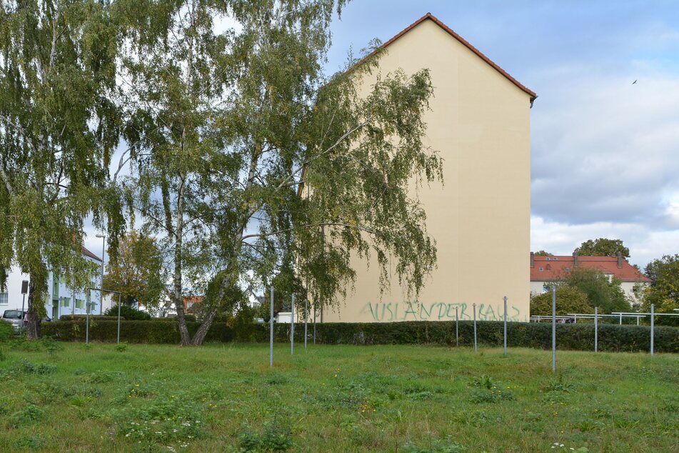 Eine Hausfassade in Leipzig-Holzhausen wurde mit "Ausländer raus" besprüht.