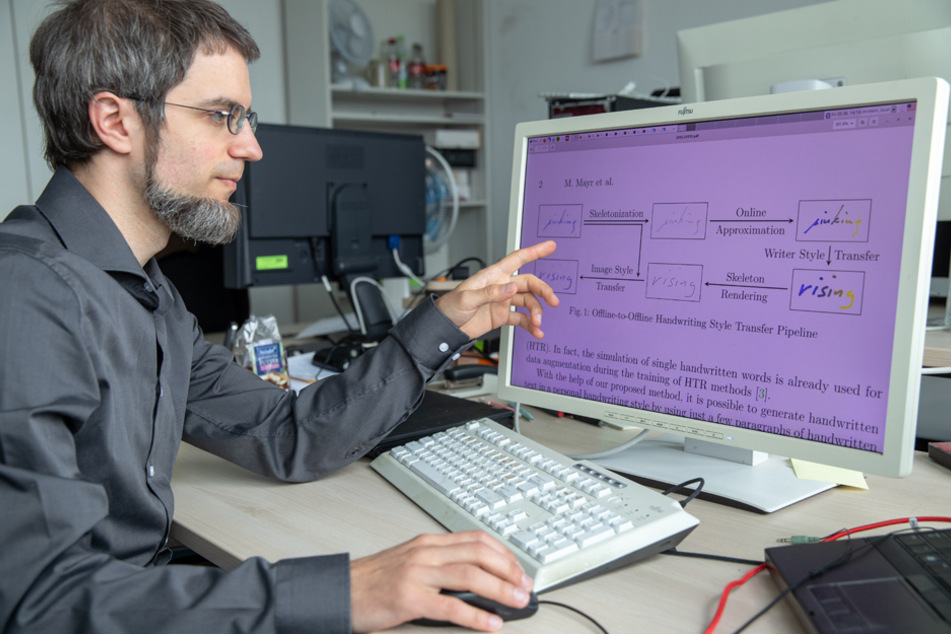Vincent Christlein, wissenschaftlicher Mitarbeiter vom Lehrstuhl für Mustererkennung erklärt die Software.