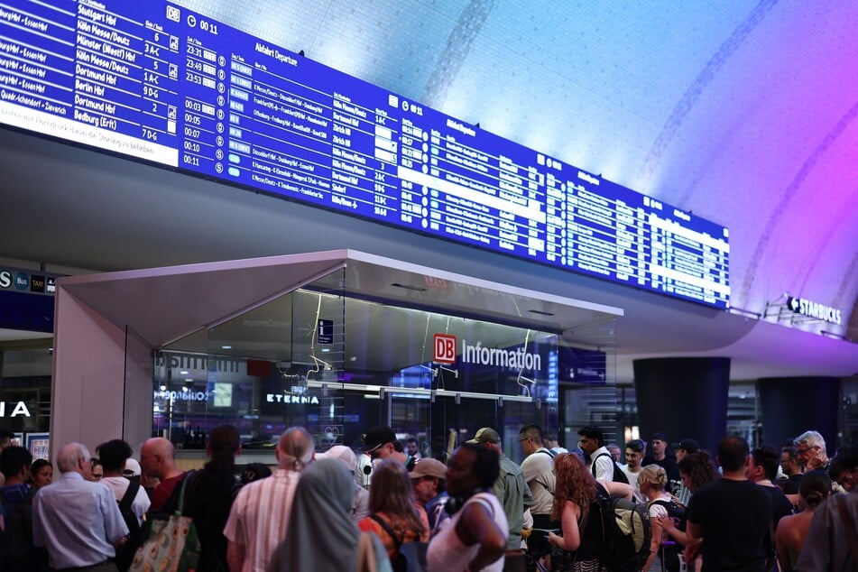 Stillstand auch in Köln: Fahrgäste warteten am späten Abend auf ihren Zug.