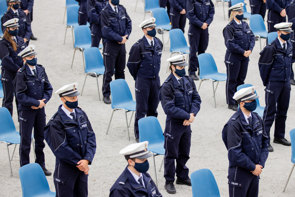 Bevor die 2750 Anwärterinnen und Anwärter ihre Mützen in die Höhe warfen, hatten sie feierlich ihren Eid auf die Landesverfassung geschworen. (Symbolbild)