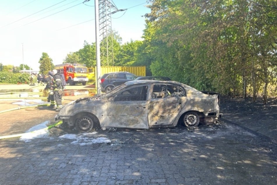 Beide Fahrzeuge wurden durch die Flammen komplett zerstört. Der entstandene Sachschaden schätzt die Polizei auf 15.000 Euro.