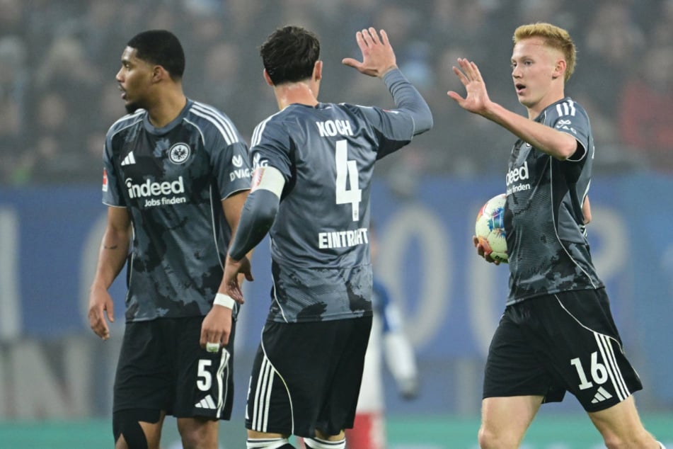 Die Frankfurter glichen den Rückstand nach nur wenigen Minuten in Person von Hugo Larsson (r.) aus.