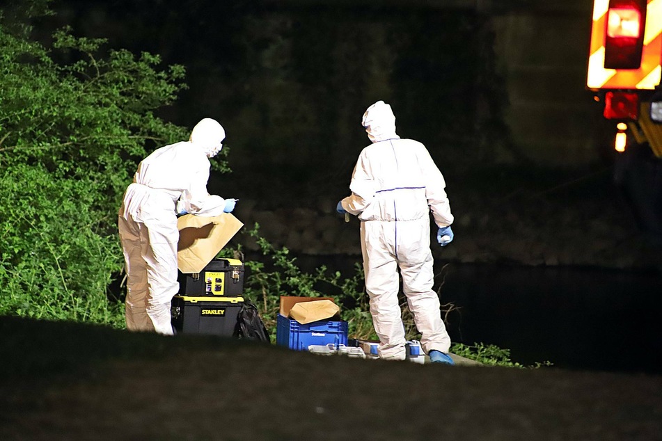 Ermittler sicherten spuren am Tatort des Verbrechens in Wuppertal.