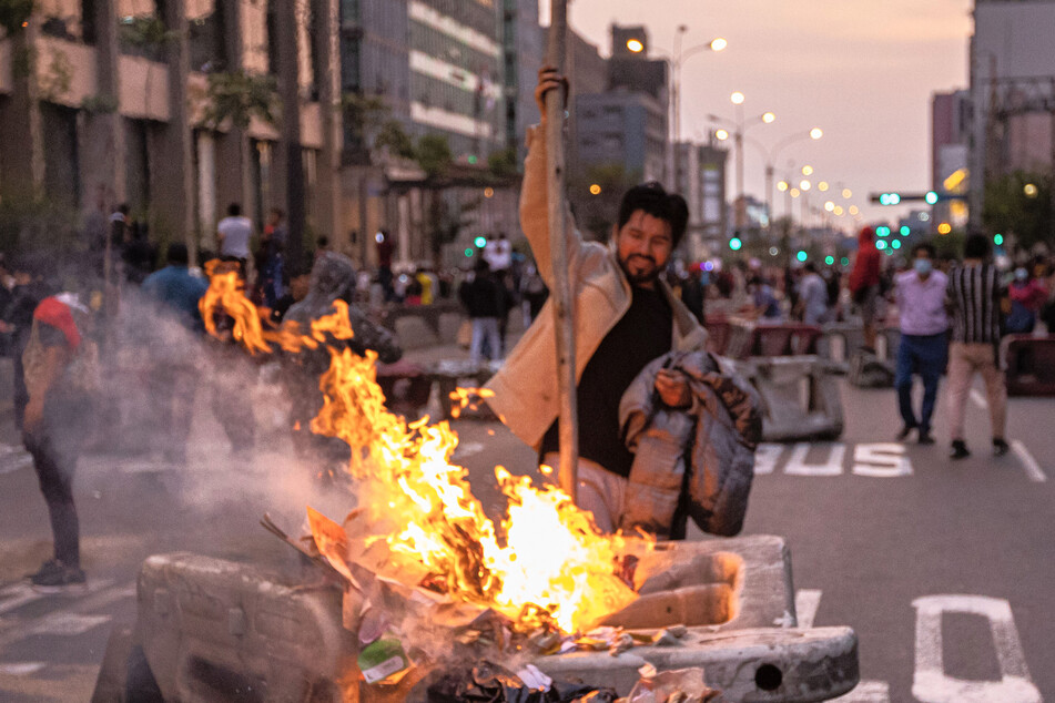 Unterstützer des gestürzten Präsidenten errichten Straßensperren.