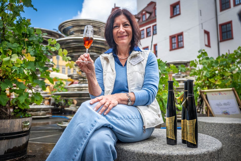 Winzerin Ulla Bernhard-Räder (64) mit dem 25 Jahre alten, im Barrique-Fass gereiften Eiswein.
