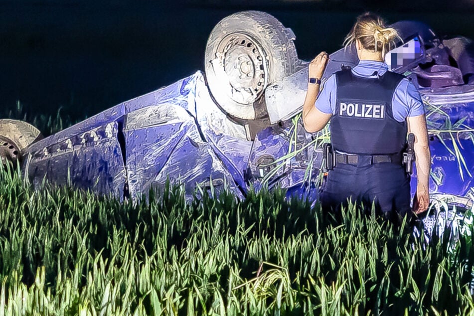 Unfall A66: Renault fliegt 60 Meter weit, überschlägt sich und kracht in Maisfeld: Mutter und Tochter schwer verletzt