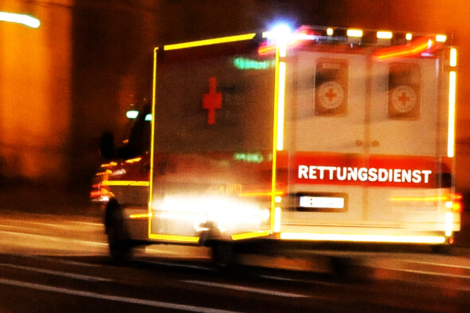 Schlimme Szenen: Auto erfasst Fußgänger, Mann stirbt im Krankenhaus
