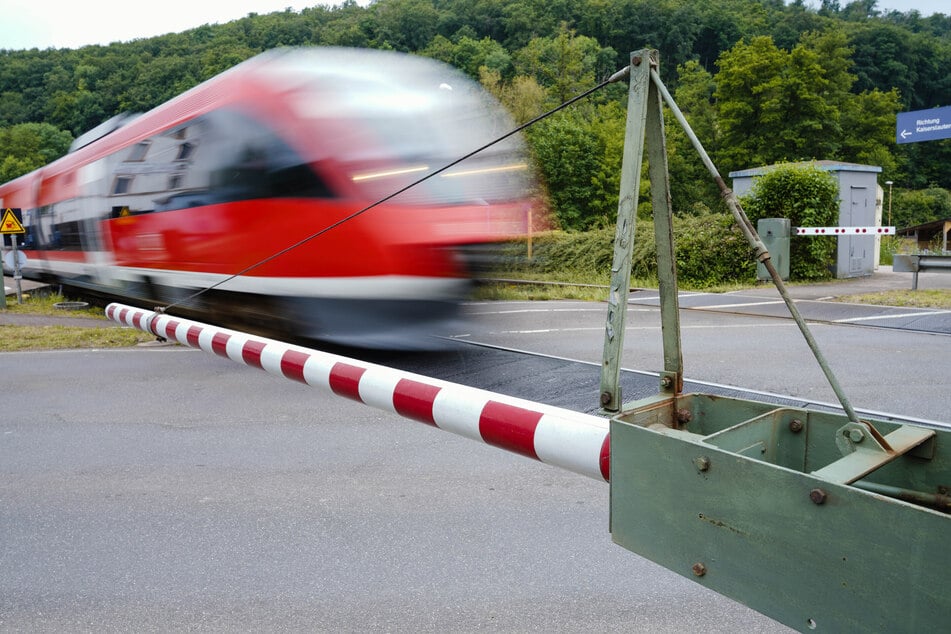 Eine Bahnschranke in der Blumenberger Straße in Magdeburg-Salbke wurde so manipuliert, dass sie nicht mehr öffnen konnte. (Symbolbild)