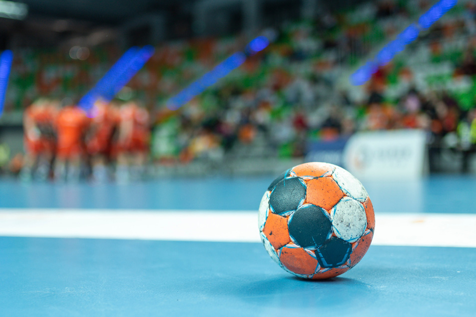 Futsal wird mit kleineren Bällen als im Fußball gespielt und findet immer in einer Halle statt. (Symbolbild)