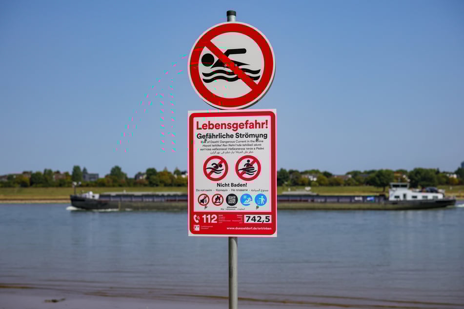 Seit Donnerstag, dem 14. August gilt in Düsseldorf ein absolutes Badeverbot am Rhein das mit bis zu 1.000 Euro Bußgeld geahndet wird.