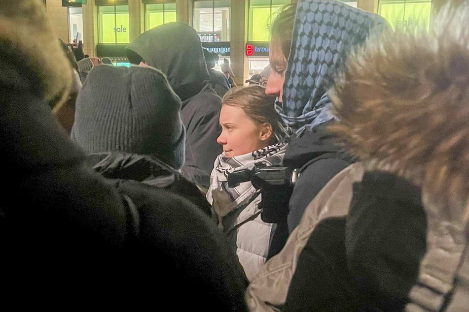 Klimaaktivistin Greta Thunberg (21) hat am Mittwoch an einer Solidaritätsaktion für Palästinenser in Leipzig teilgenommen.