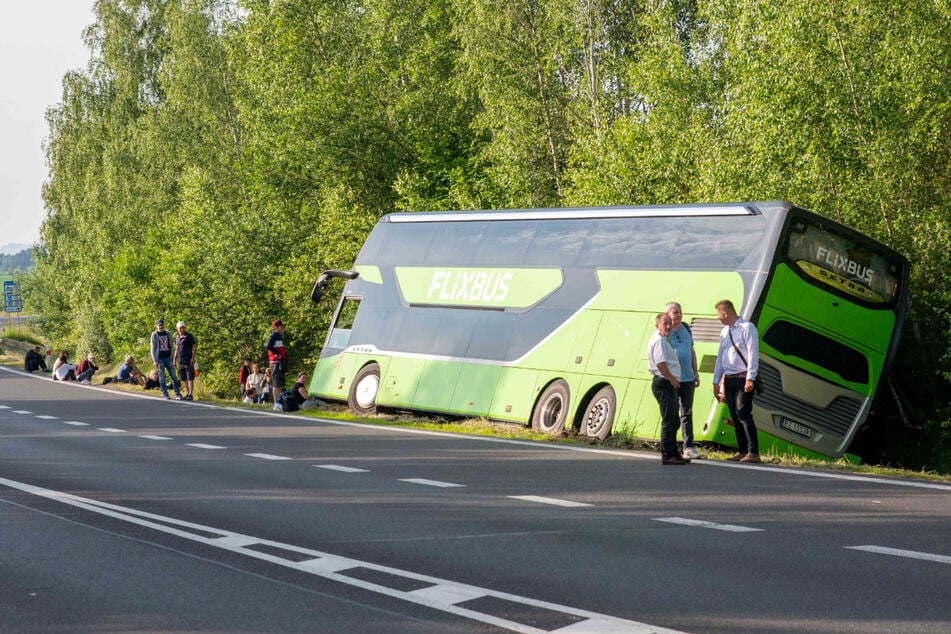 Lag es am Busfahrer? Der Flixbus landete aus noch unbekanntem Grund im Straßengraben.