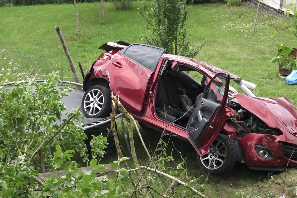 Das Unfallauto landete auf einem Trampolin.