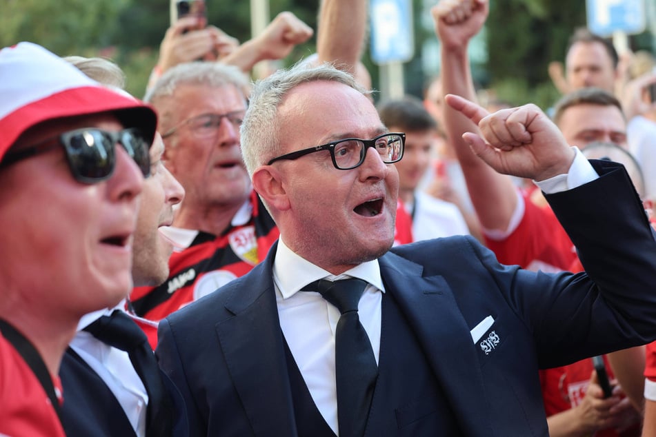 Der Boss des VfB Stuttgart, Alexander Wehrle (49), feierte in Madrid mit den Fans und gönnte sich dabei das eine oder anderen Bier.