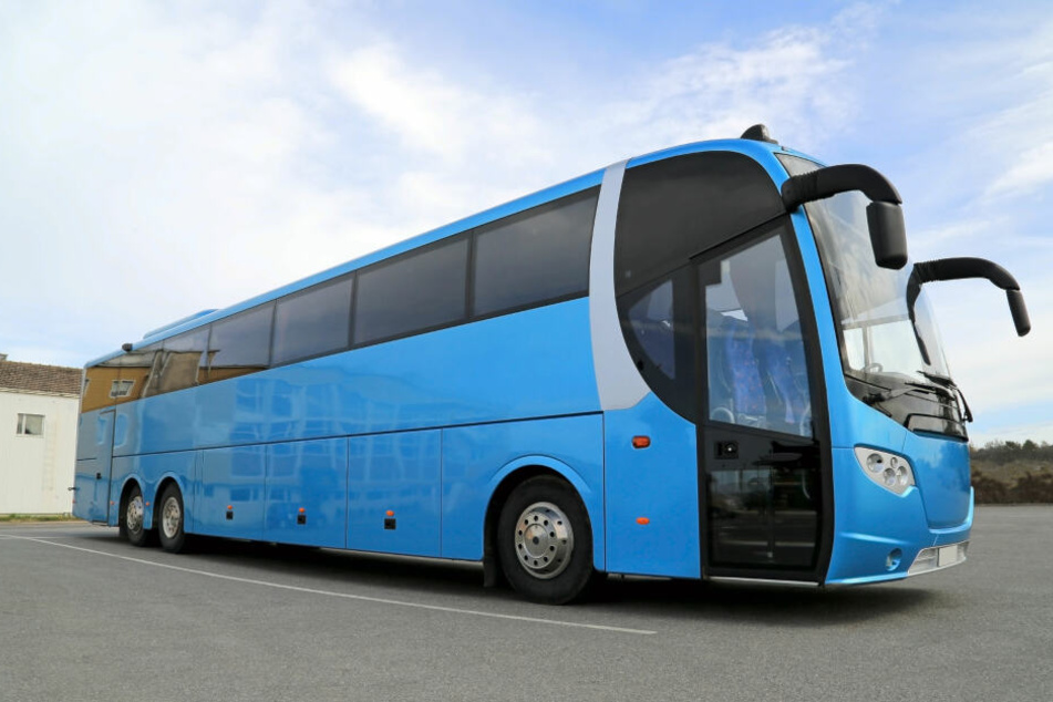 Der überhitzte Reisebus hielt an einem A9-Rastplatz an. Mehrere Schulkinder mussten anschließend in Krankenhäuser gebracht werden. (Symbolbild)