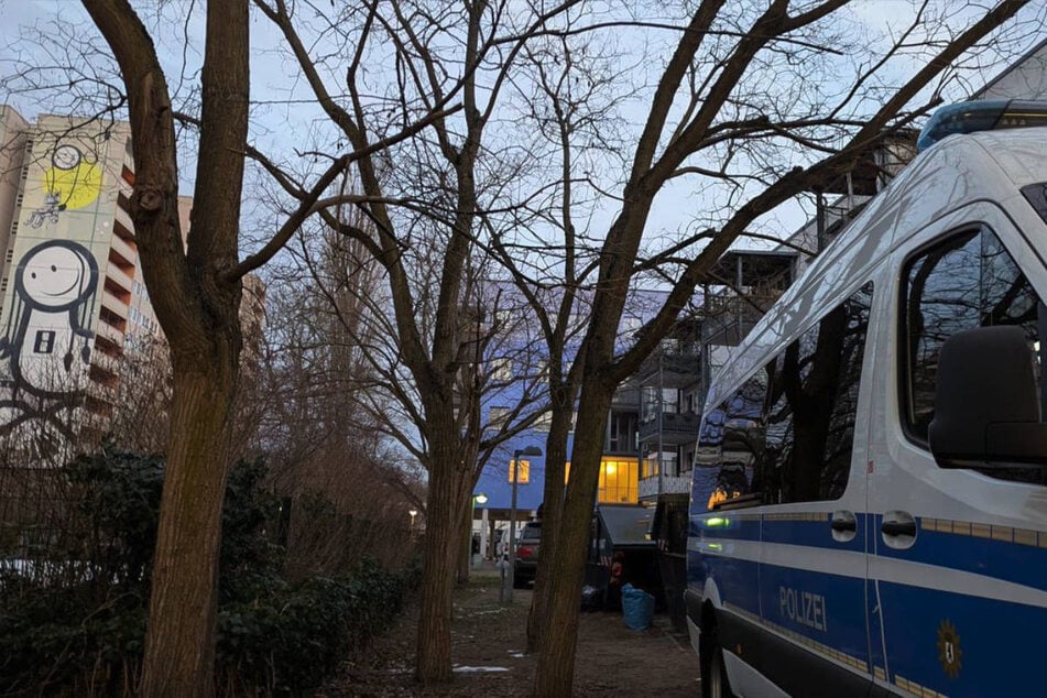 Die Polizei hat am Dienstagmorgen zwei Wohnungen in Berlin-Tegel durchsucht.