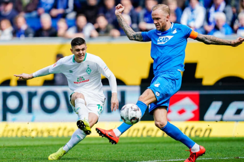 Bremens Milot Rashica (l.) und TSG-Kicker Kevin Vogt (r.) im Kampf um den Ball.