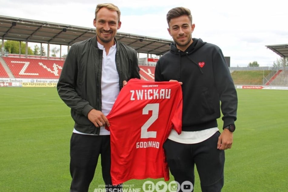 FSV-Sportchef Toni Wachsmuth mit Neuzugang Marcus Godinho.