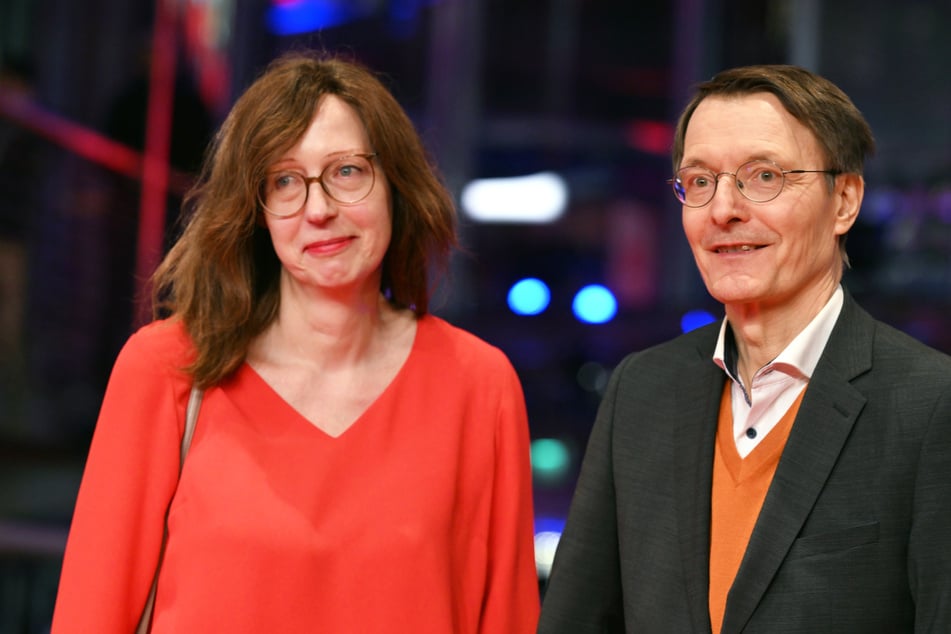Karl Lauterbach (60, SPD) hat seine neue Freundin Elisabeth Niejahr (58) bei der Berlinale der Öffentlichkeit vorgestellt.