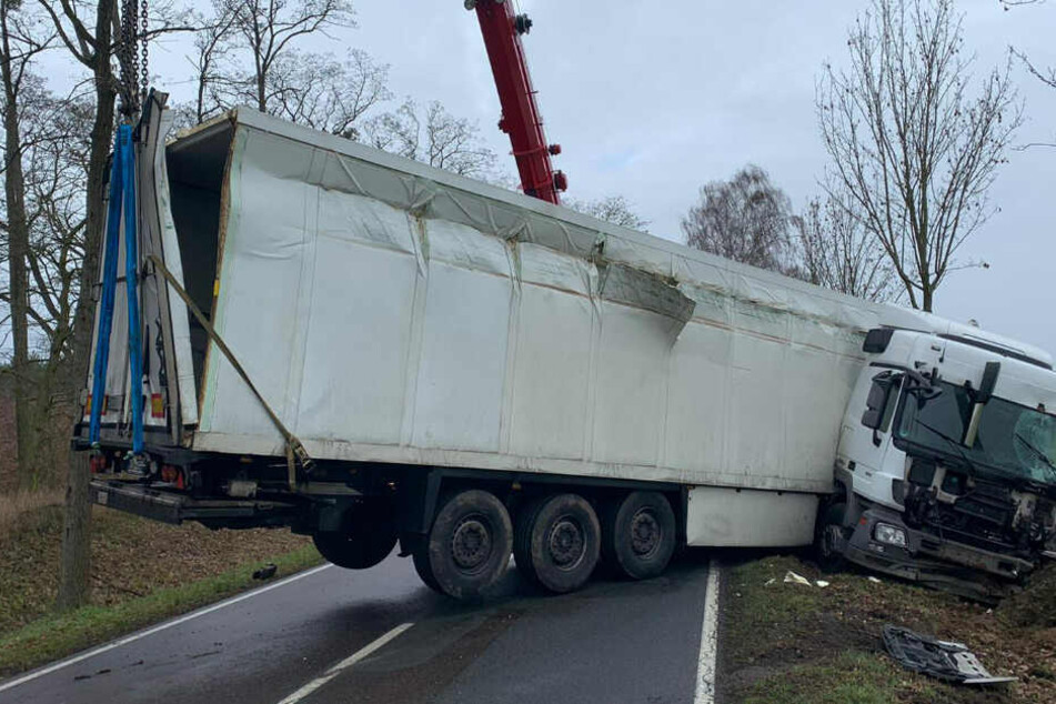 Der Lkw landete im Straßengraben.