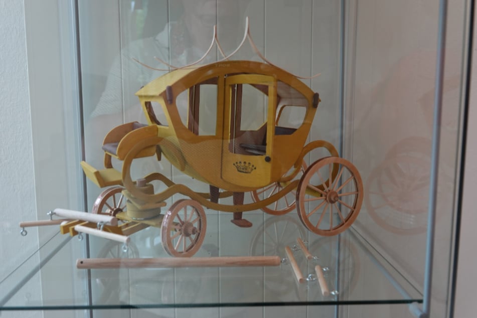 Diese Kutsche und alle detailgetreuen Holzmodelle sind bis 2. November im Stadtmuseum Auerbach/V. zu sehen.