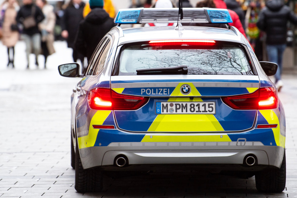 Die Münchner Polizei fahndet nach einem Mann. (Symbolbild)