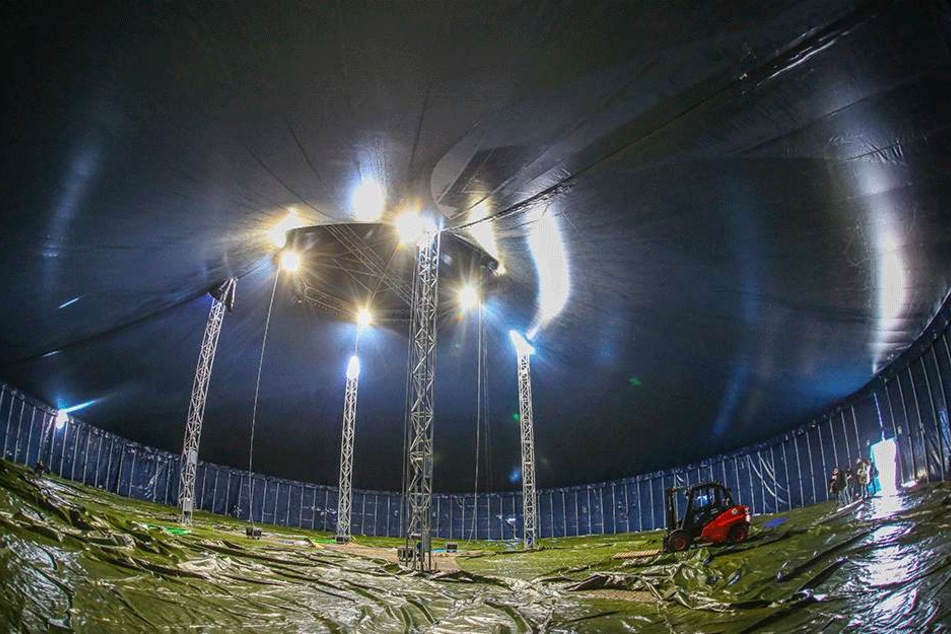 Rieisg wie ein Dom wirkt das Innere des neuen Hauptzeltes. Es misst 52 Meter im Durchmesser und eine Kuppelhöhe von fast 16 Metern.