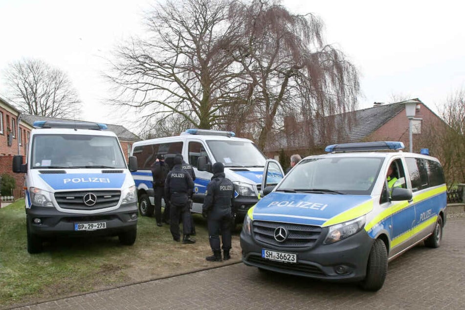 hier im Kreis Dithmarschen wurde das terrorverdächtige Trio festgenommen, zwei weitere Männer sitzen in diesem Zusammenhang nun ebenfalls in U-Haft.