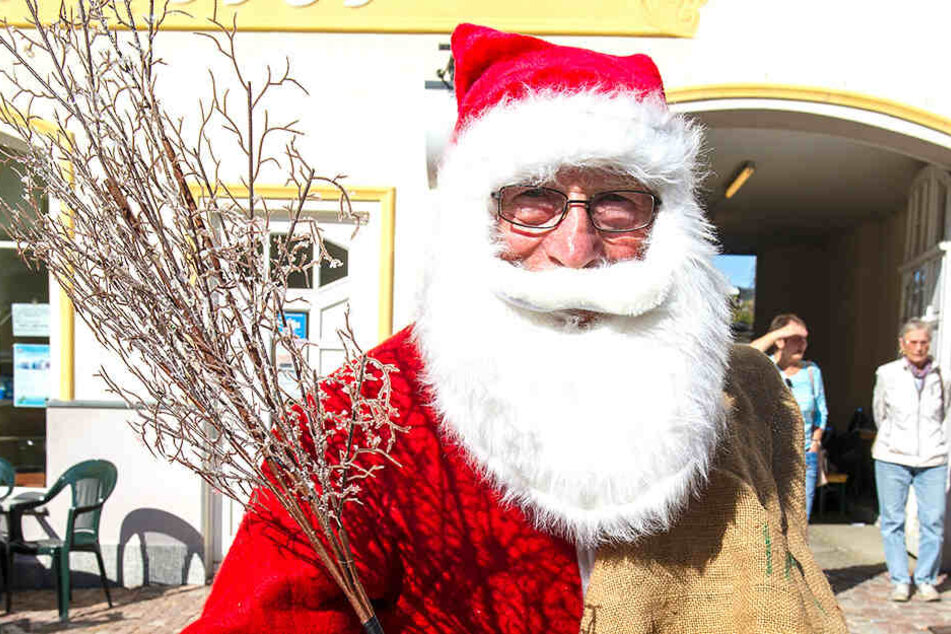 Sogar mit Rute: Auch der Weihnachtsmann schaute bei Sachsens frühestem Weihnachtsmarkt vorbei.