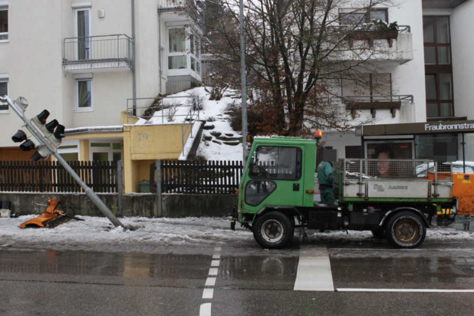 Die Ampel hatte nach dem Crash ordentlich Schlagseite.
