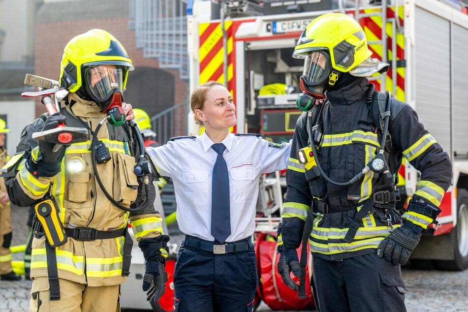 Neu vs. alt: Moritz Fritzsch (23, l.) trägt die neue sandfarbene Einsatzbekleidung. Marco Schulze (37, r.) ist in alter Montur.