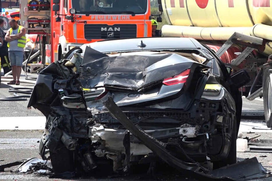 Das Auto wurde durch den Crash übel zugerichtet.