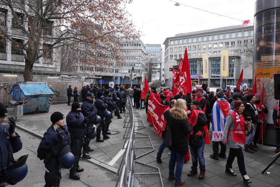 Demonstranten und Polizisten am Donnerstag in Stuttgart.