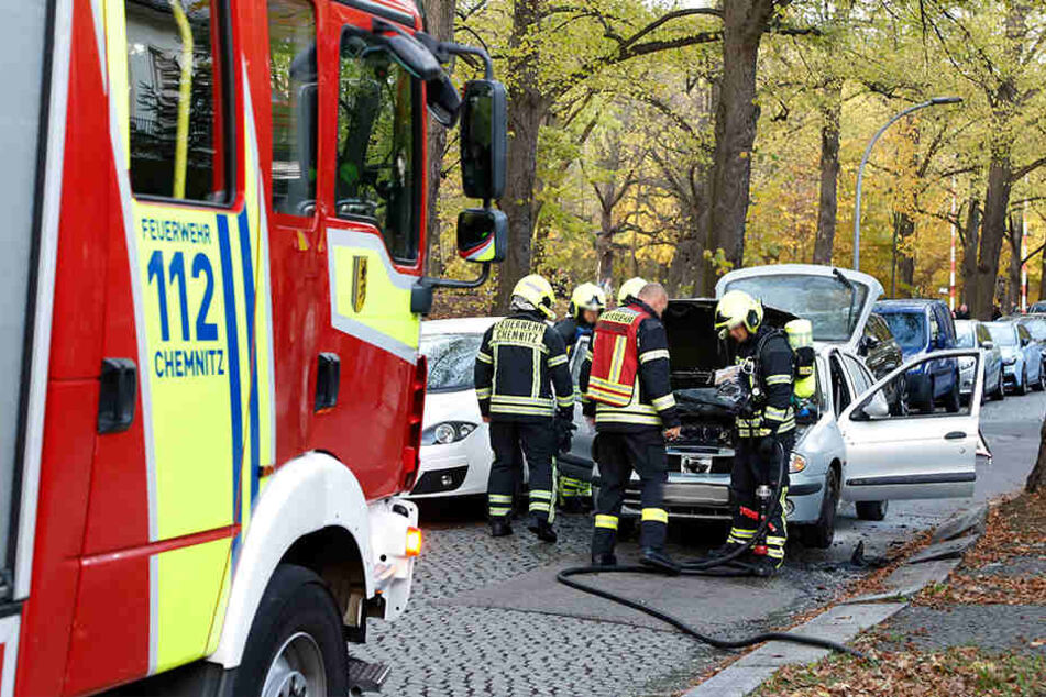 Die Feuerwehr konnte den Brand im Motorraum schnell löschen.