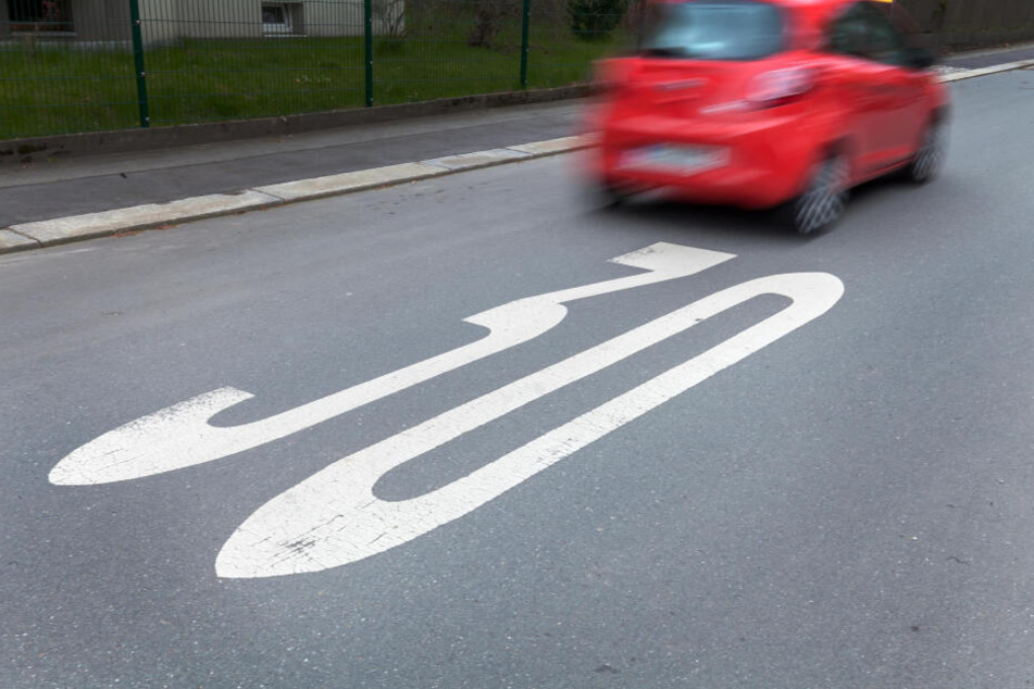 Mit Lärmschutzwänden, Flüsterasphalt und Tempo-30-Zonen versuchen Kommunen gegen den Verkehrskrach vorzugehen.