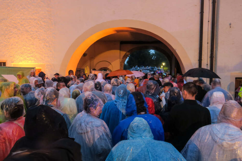 Die Aufzeichnung der Show wurde unterbrochen und die Zuschauer mussten den Innenhof vom Wasserschloss verlassen.