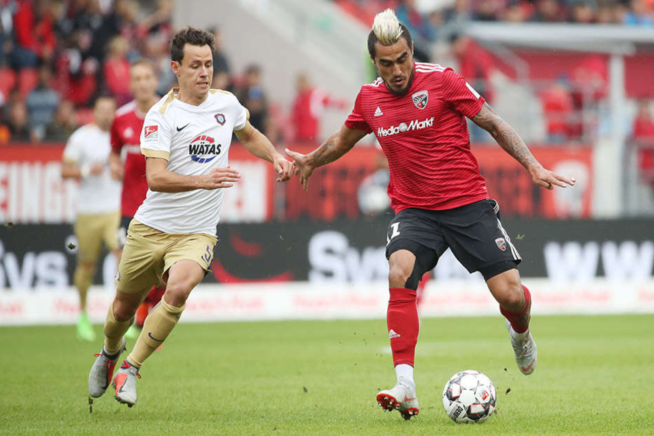 Clemens Fandrich (l.) wird sich auch am morgigen Sonntag gegen Ingolstadts Dario Leczano behaupten müssen. Das Veilchen will und muss die Partie mit Aue für sich entscheiden, um nicht wieder hinten rein zu rutschen.