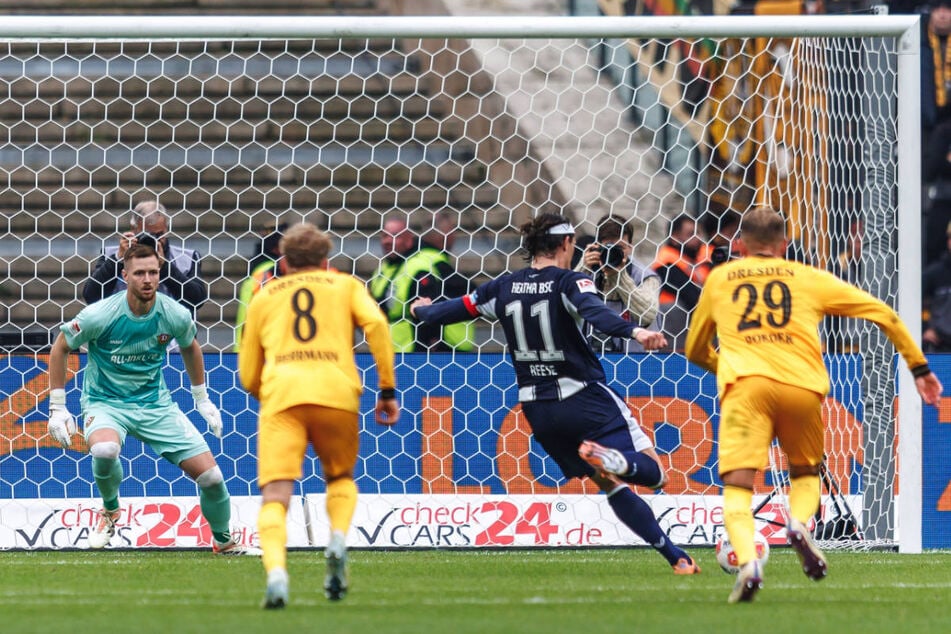 Fabian Reese (2.v.r.) hat mit einem sicher verwandelten Strafstoß den zweiten Treffer für Hertha BSC beigesteuert.