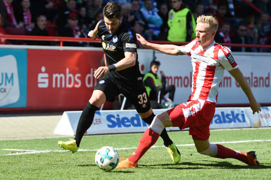 Kristian Pedersen (rechts) im Zweikampf mit Moritz Stoppelkamp. Der Däne steht vor dem Absprung.
