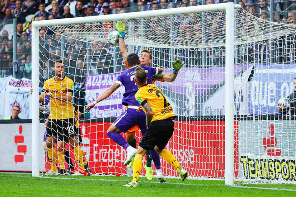 Pascal Testroet (lila Trikot) trifft für den FC Erzgebirge Aue zum 3:1. Linus Wahlqvist (r.) und Keeper Kevin Broll können nicht mehr eingreifen.