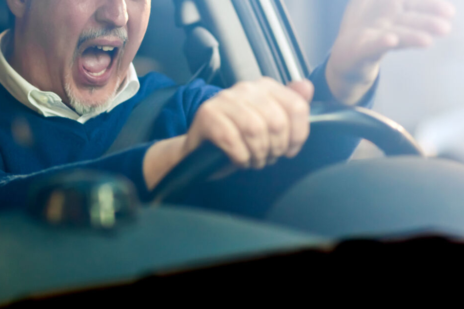 Der Fahrstil des anderen machte die Männer so wütend, dass sie aussteigen und zuschlugen. (Symbolbild)