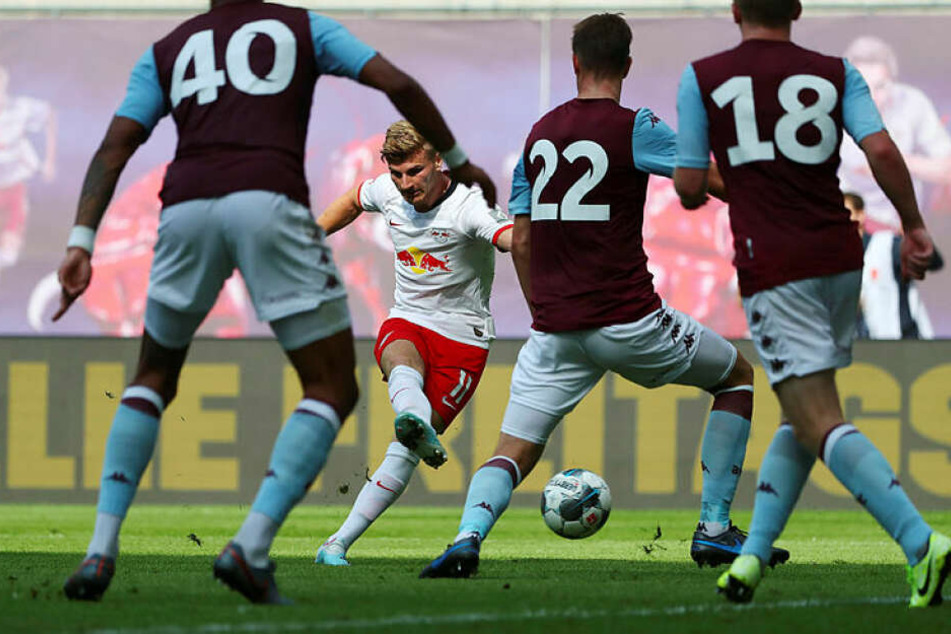 Es war nicht sein Spiel: Timo Werner blieb torlos, traf oftmals die falschen Entscheidungen. Hier wird einer seiner Schüsse von Björn Engels (2.v.r.) abgeblockt.