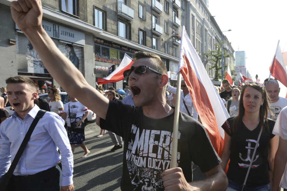 Auch am Gedenktag anlässlich des 73. Jahrestages des Ausbruchs des Warschauer Aufstands am 1. August wurden Rufe nach Entschädigung laut. Mitglieder von polnischen rechtsextremen und nationalistischen Vereinen marschierten in Warschau.