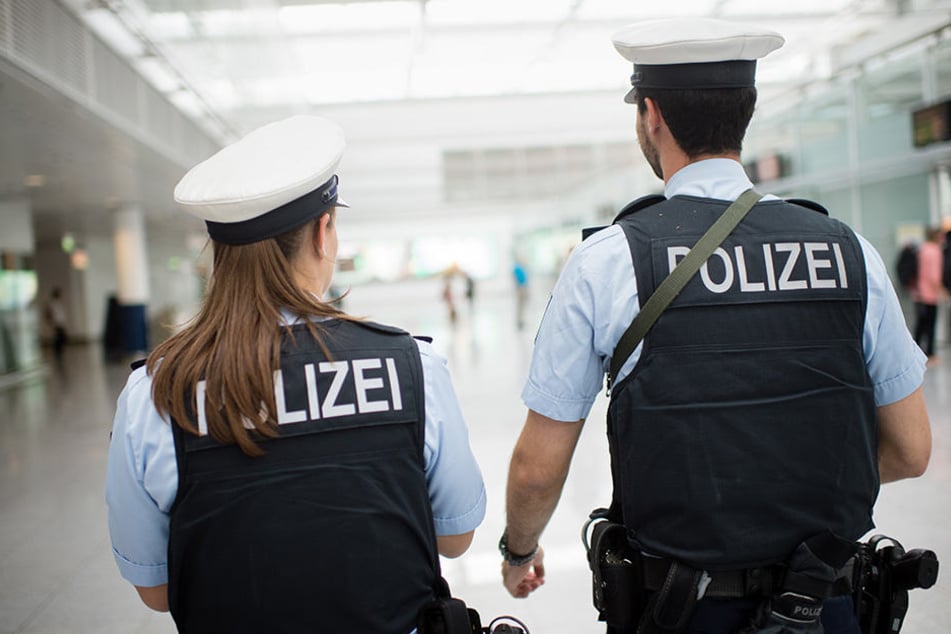 Die Bundespolizei wirbt damit, dass Kollegen mit "Chorgesängen und La-Ola-Wellen" begrüßt werden.