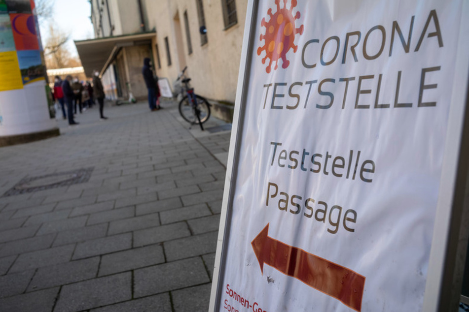 Ein Schild mit der Aufschrift "Corona-Teststelle" steht vor dem Nebeneingang zum Deutschen Museum.